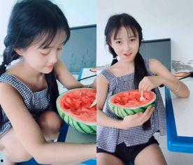 夏日吃瓜女孩照,青春女孩的悠闲时光