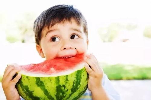 小孩偷瓜棚瓜吃,一场童趣盎然的瓜棚趣事