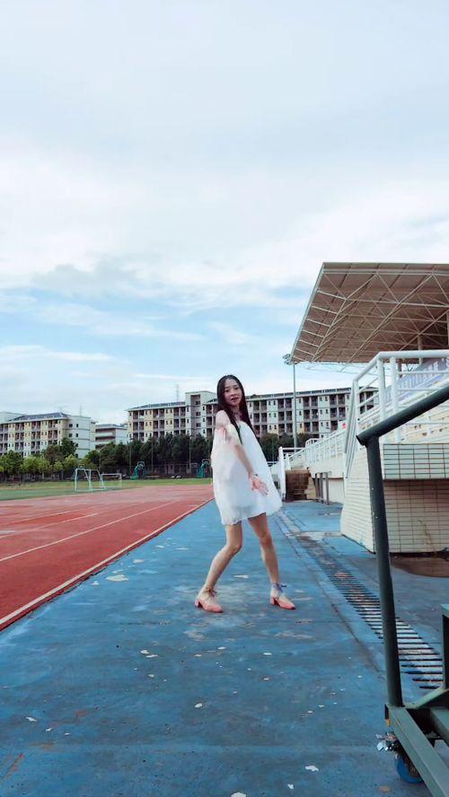 操场热舞吃瓜,吃瓜群众热议不断