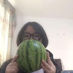 吃瓜冰块的视频,吃瓜冰块视频带你领略清凉新体验