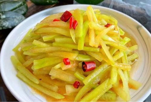 广西某男子吃瓜,瓜中藏宝引发热议