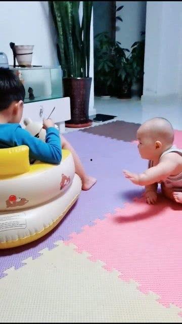 吃瓜哥哥弟弟,揭秘兄弟间的欢乐时光