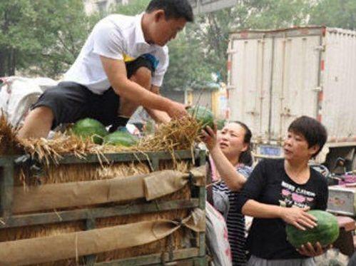 卖瓜的打架大爷旁边吃瓜,围观大爷与卖瓜人激烈冲突  第2张