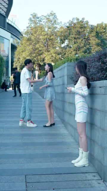 商城情侣吵架吃瓜,吃瓜群众热议不断