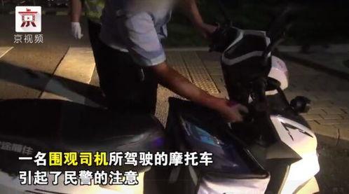 司机假装吃瓜群众,揭秘街头巷尾的趣味瞬间 第2张 司机假装吃瓜群众,揭秘街头巷尾的趣味瞬间 第2张