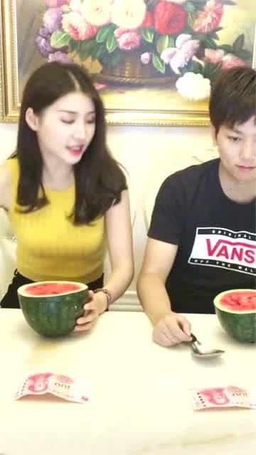 夫妻俩吃瓜,共享生活点滴,品味幸福滋味 第2张 夫妻俩吃瓜,共享生活点滴,品味幸福滋味 第2张