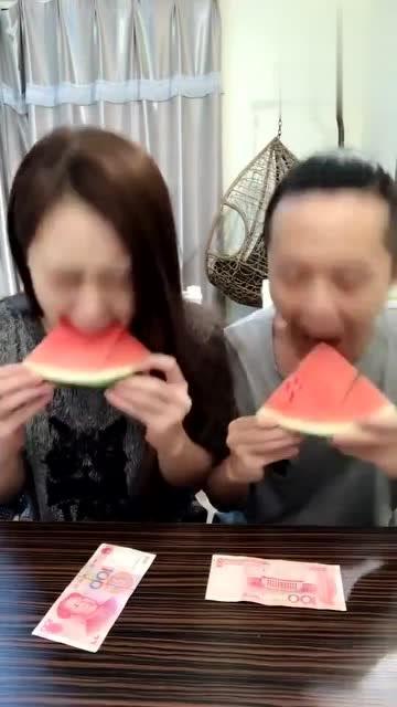 夫妻俩吃瓜,共享生活点滴,品味幸福滋味 第3张 夫妻俩吃瓜,共享生活点滴,品味幸福滋味 第3张