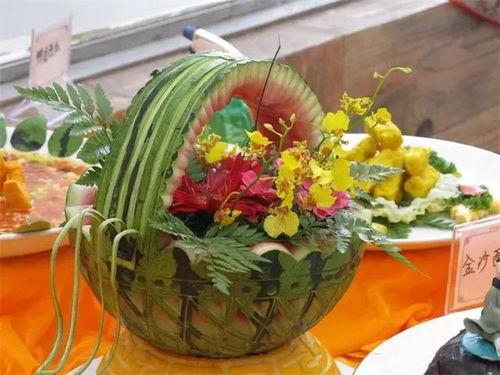 鹤鹤吃瓜,揭秘动物界的趣味生活瞬间  第2张